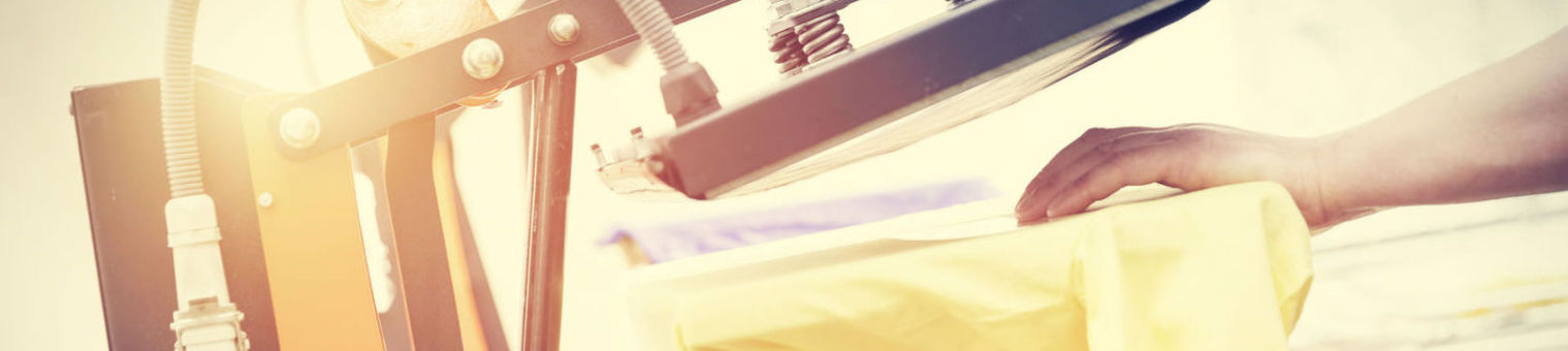 TFD Mayer - Einsatz einer Textilpresse auf einem gelben T-Shirt